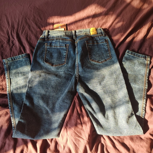 Bleu Denim Jeans with Red Tag - Picture 4 of 6